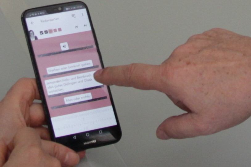 smartphone mit geöffneter app und Händen